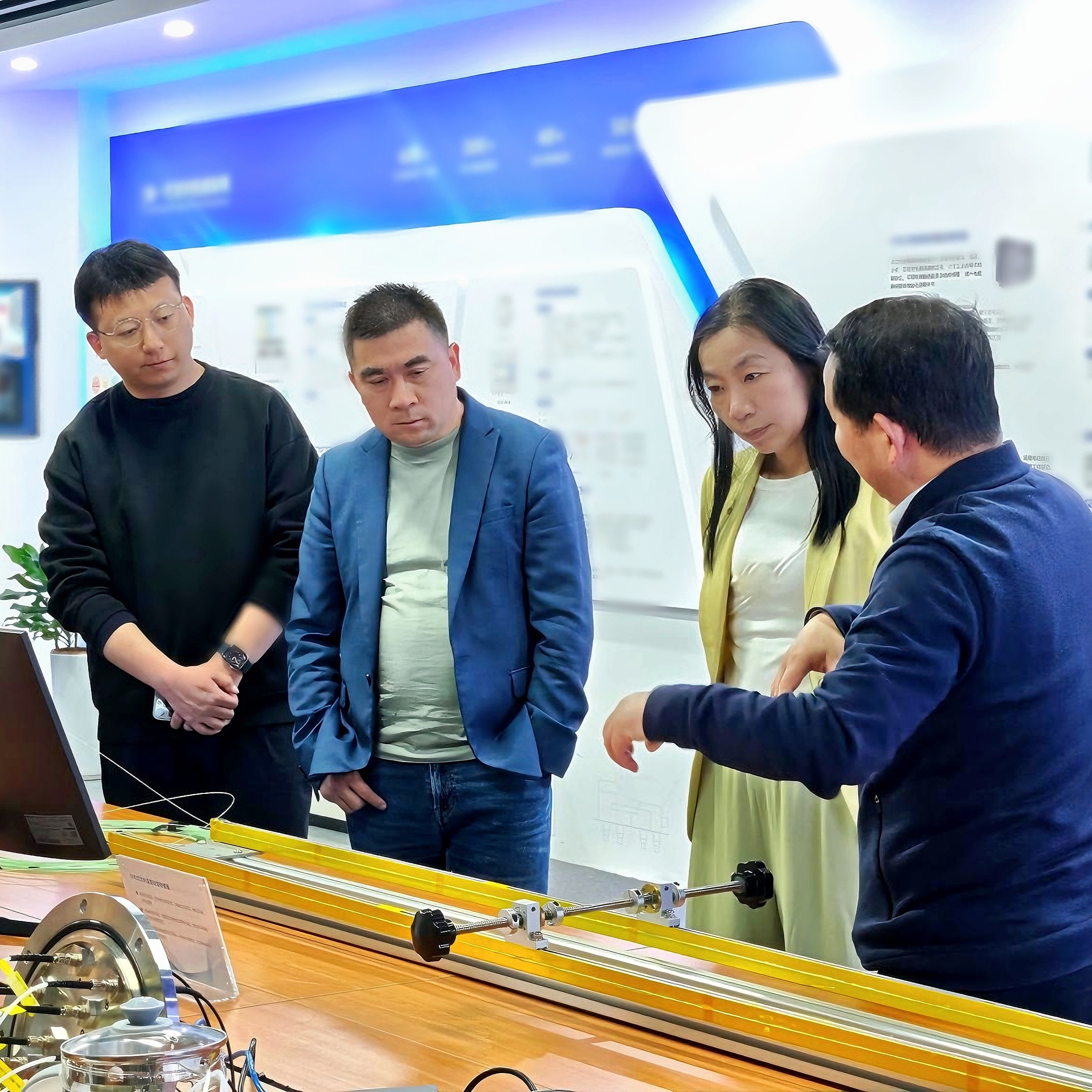 新華社上海、江蘇、安徽等地記者團赴光格科技調研人工智能發(fā)展現狀與未來(lái)趨勢